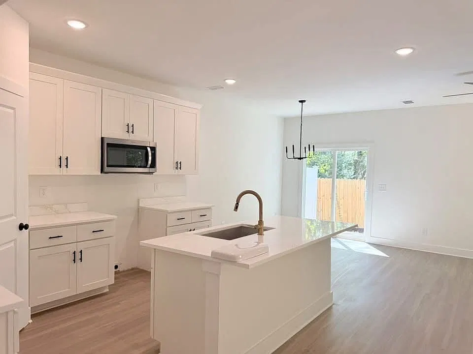4 bed, 2.5 bath, 2000 sqft, $2,250 — Photo 1