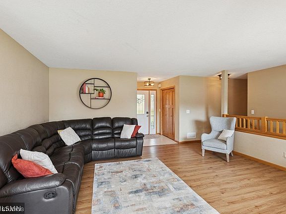 3rd image of 28942 Dawson Ave