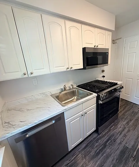 250 Glenbrook Rd #D — Photo 2