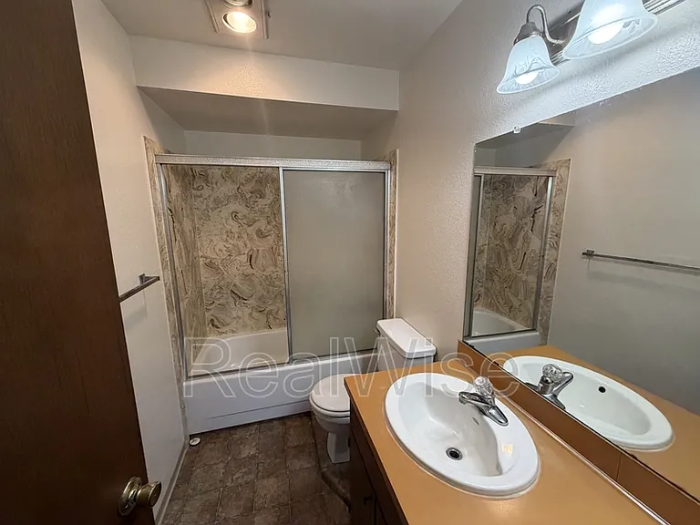 507 NE D St #8 — Photo 11