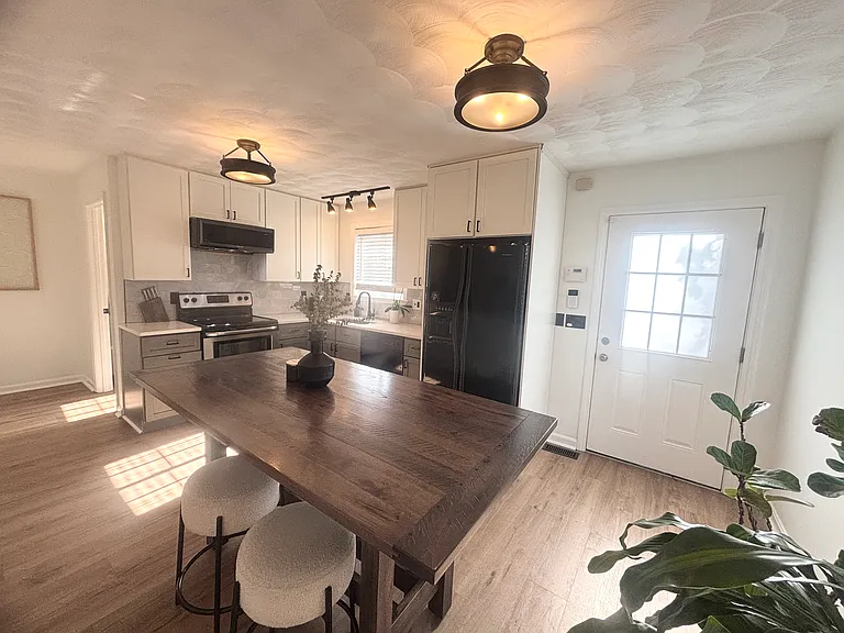 18 Amsterdam St #18 — Photo 2