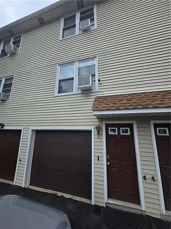 2 bed, 1.0 bath, 1025 sqft, $2,300 — Photo 1