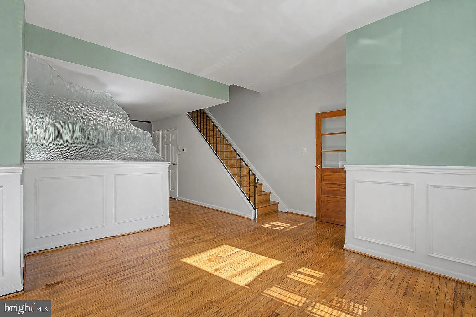 5 bed, 2.0 bath, 1800 sqft, $2,995 — Photo 4