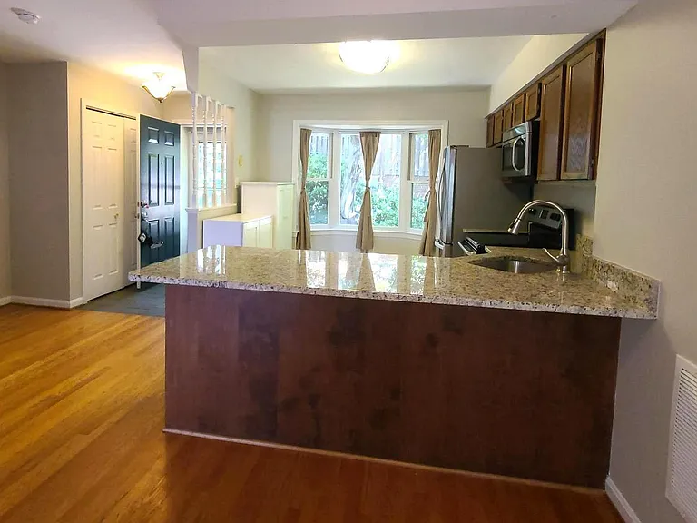2037 S Glebe Rd — Photo 10