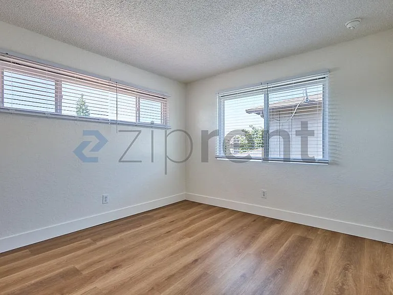 213 E Acacia St #A — Photo 19