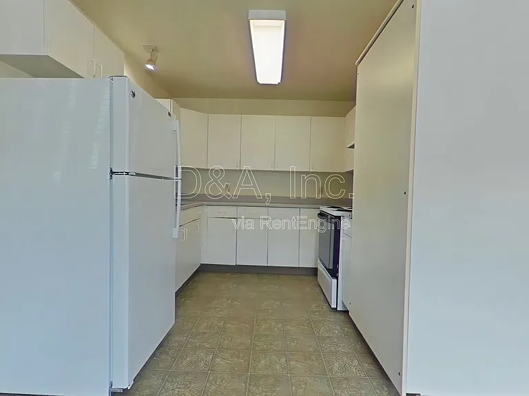 725 SW 13th St #5 — Photo 5