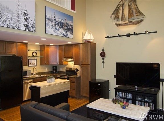 4th image of 842 Washington St APT 201