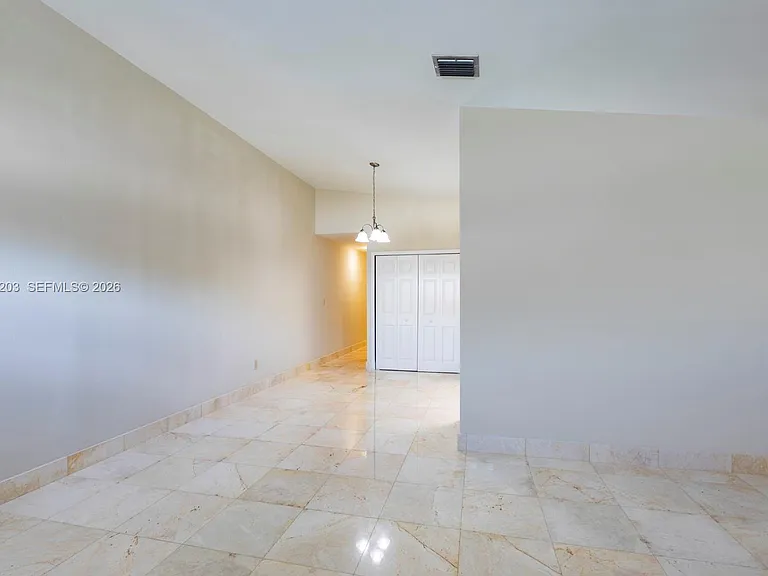 2733 SW 31st Pl #A — Photo 4
