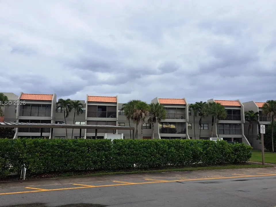 230 Lakeview Dr #310