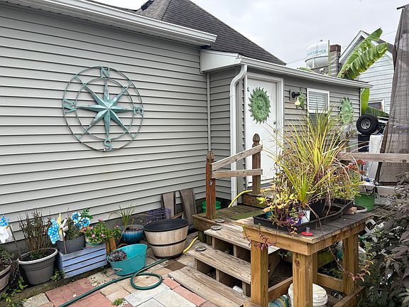 3rd image of 207 W Sylvia Ave
