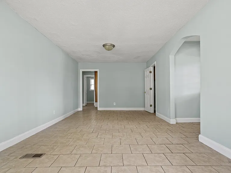 172 S Aiken Dr — Photo 8