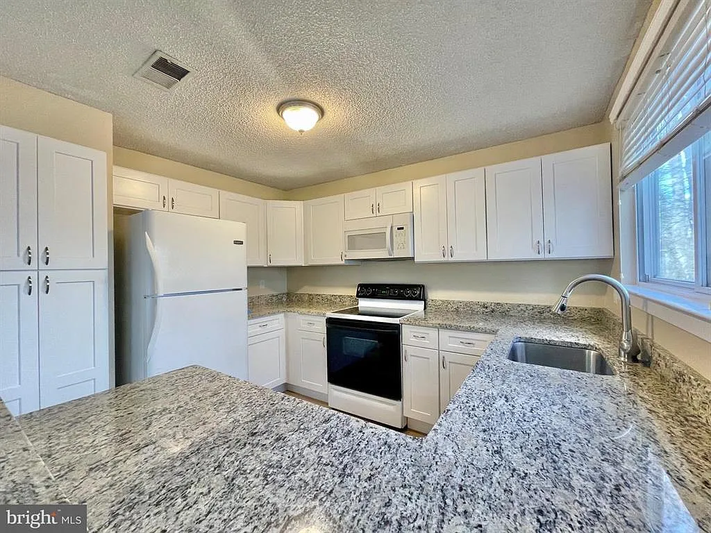 2 bed, 1042 sqft, $2,500 — Photo 4