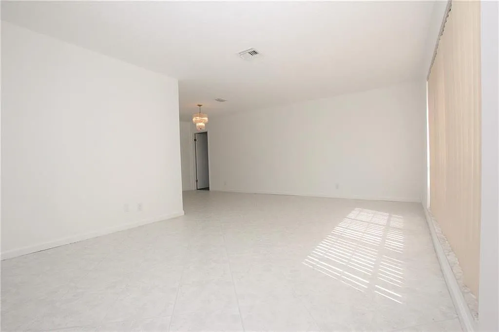 Building Photo - 1122 NW 82nd Ave