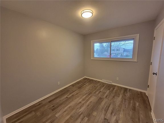 5th image of 402 Birchwood Blvd