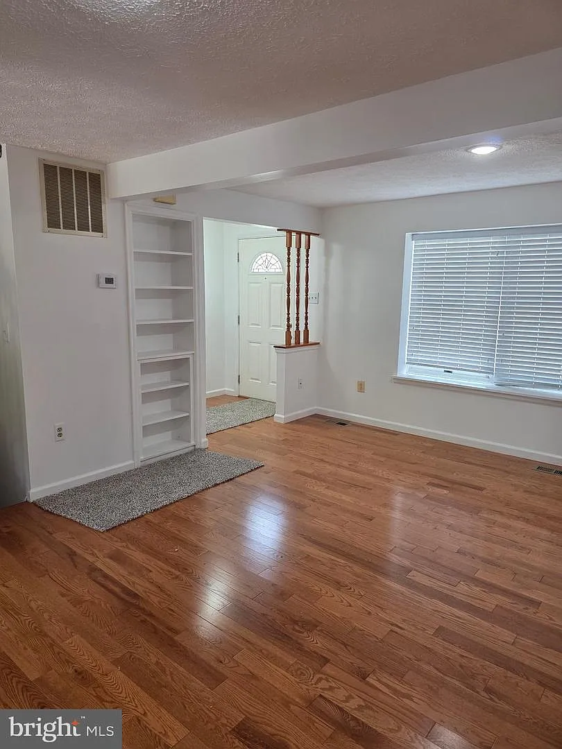 3 bed, 2.5 bath, 1220 sqft, $2,600 — Photo 3