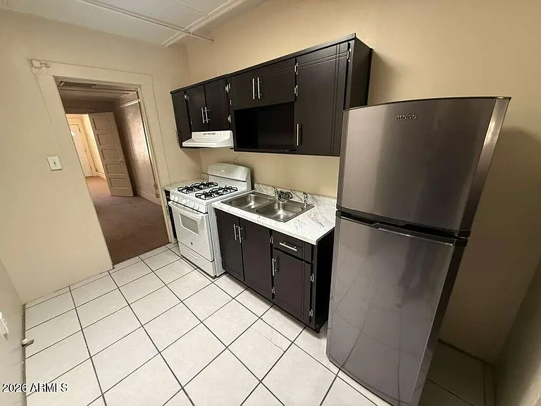 830 E 9th St #3 — Photo 10