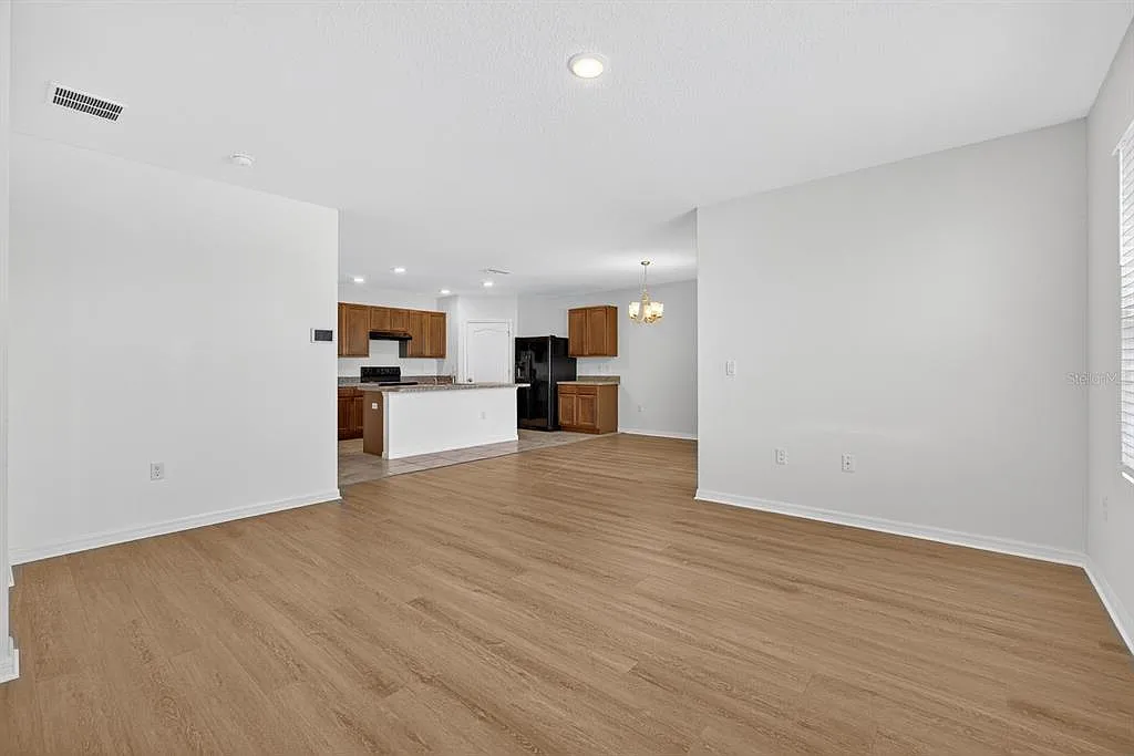 4 bed, 2.0 bath, 1828 sqft, $2,100 — Photo 4