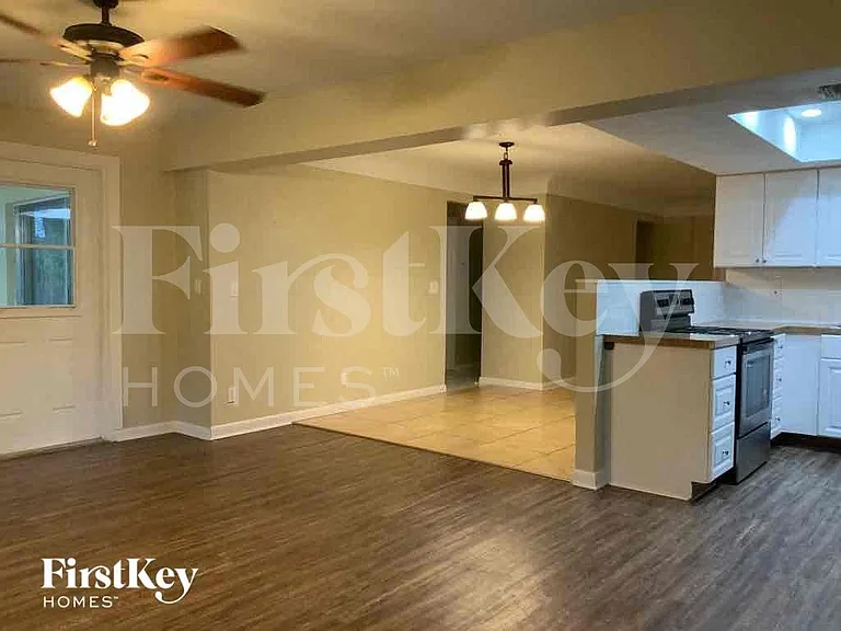 1302 Crest Dr — Photo 4