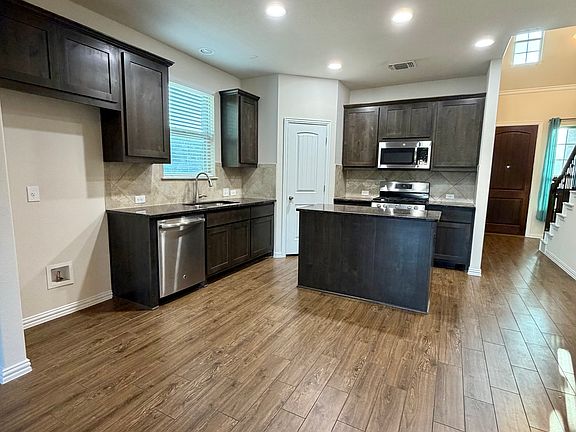 3rd image of 4101 Presidio Ln