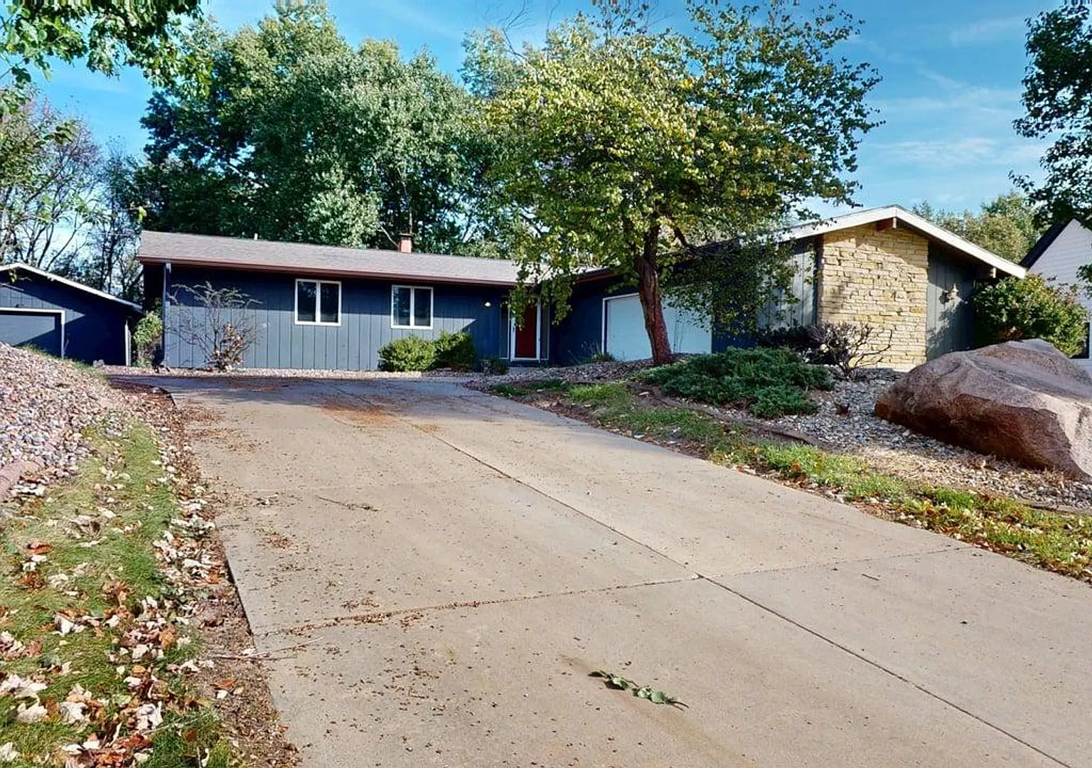 Beautiful Home in Established Neighborhood — Photo 1