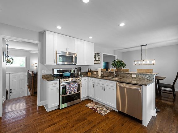 4th image of 2405 Hickory Ridge Dr