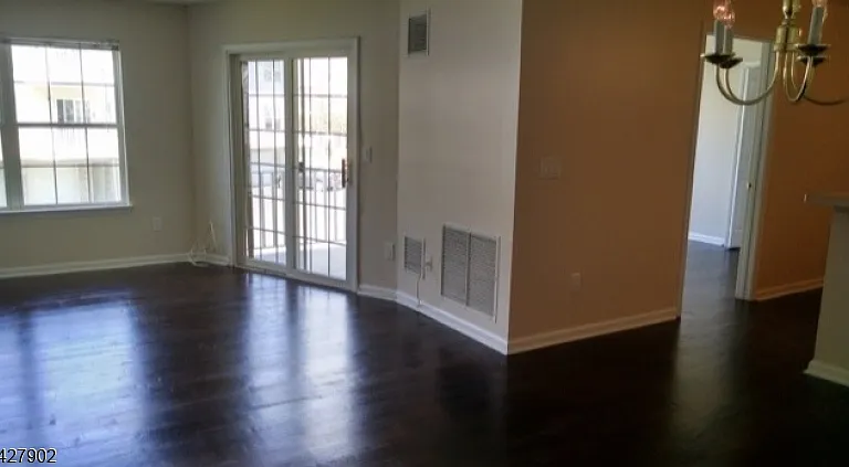 37 Parkside Ct — Photo 2