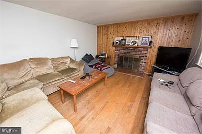 10505 Forest Ave — Photo 2