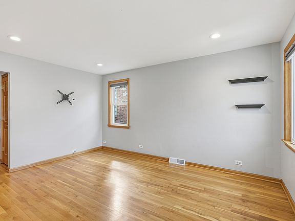 3rd image of 6005 S Mayfield Ave