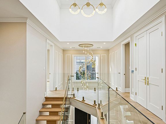 2nd image of 1 Lynnhaven Rd