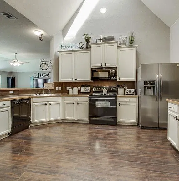1701 Heron Dr — Photo 1