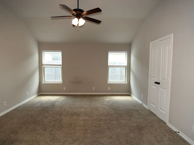 902 Clanton Cv — Photo 13