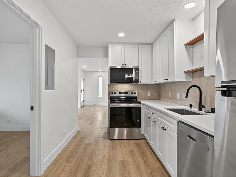 302 3rd St #2 — Photo 7