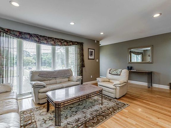 3rd image of 133 Crestwood Blvd