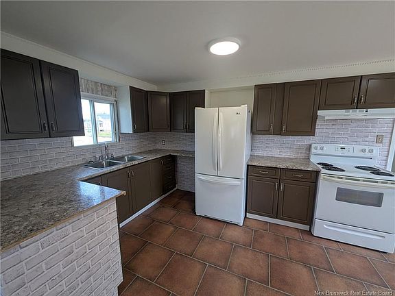 5th image of 841 Helen St