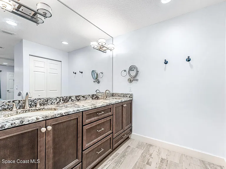 113 Las Palmas — Photo 26