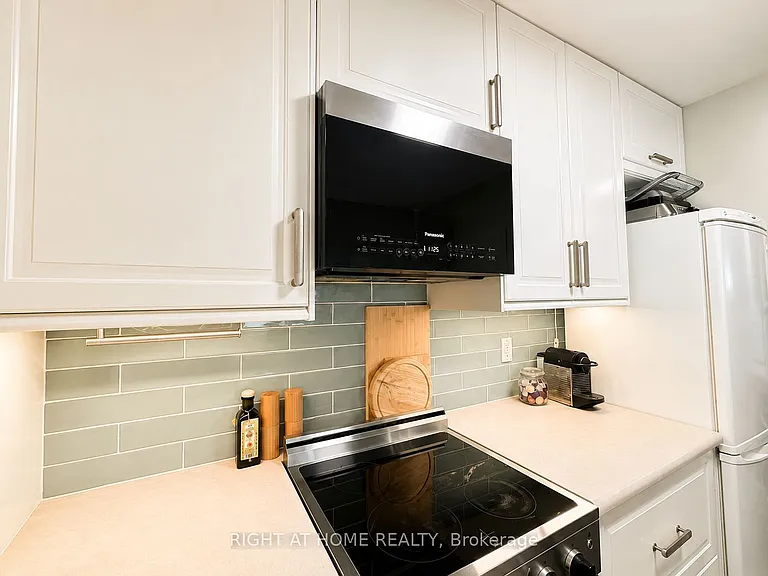 1055 Bay St #Penthouse 12 — Photo 10