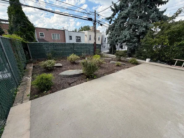 2554 37th St APT 1, Astoria, NY 11103
