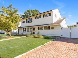 114 Southwood Cir, Syosset, NY 11791