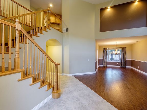 3rd image of 221 Pearwood Ln