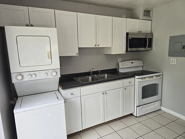 1518 W 20th St #1 — Photo 7