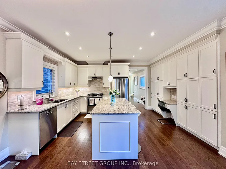 1033 Shaw Dr — Photo 2
