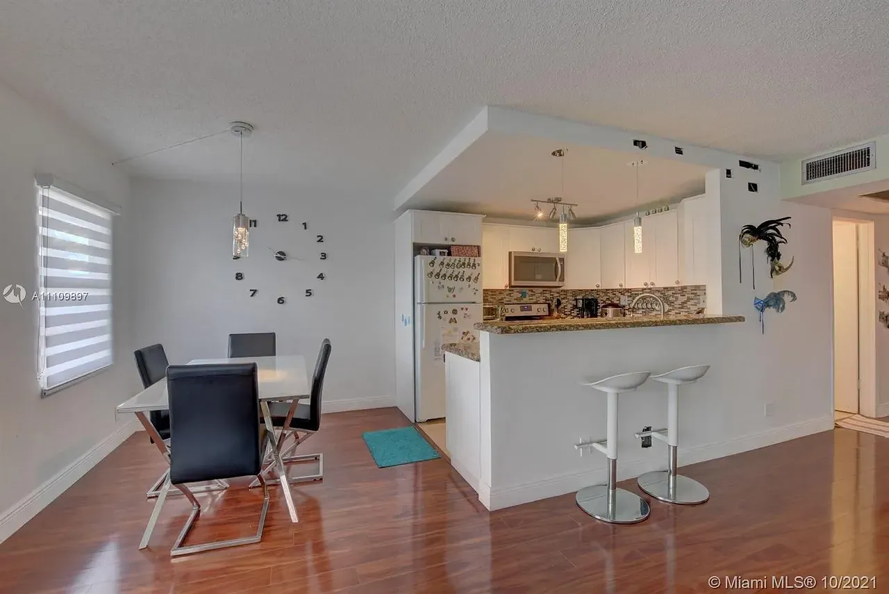 2 bed, 1.5 bath, 836 sqft, $1,800 — Photo 2