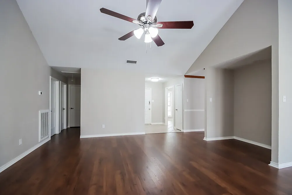 3 bed, 2.0 bath, 2290 sqft, $2,055 — Photo 4
