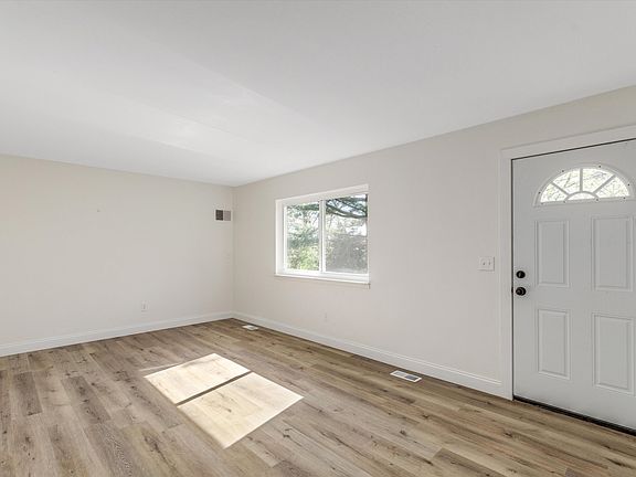 4th image of 11039 Van Buren St