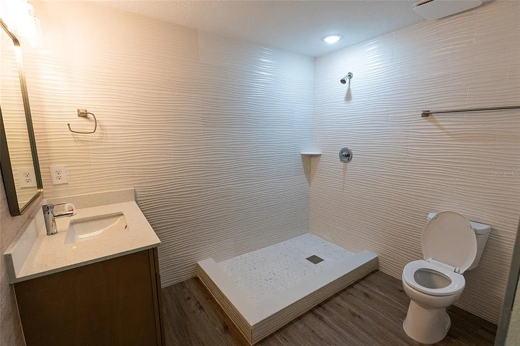 2232 Florida Dr — Photo 4