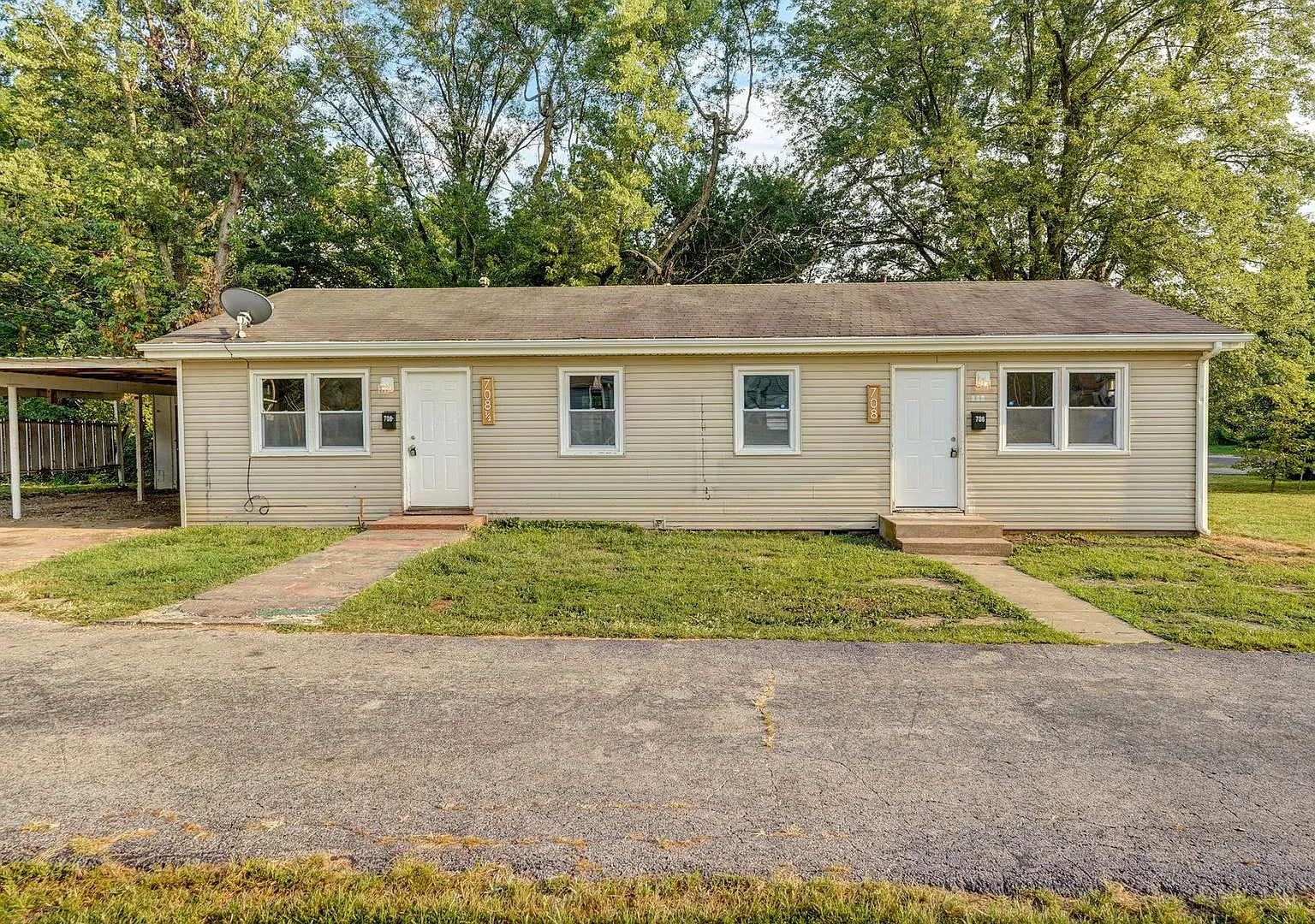 1 Bedroom | 1 Bathroom | House With Carport | Located On A Quiet Street| Lawn Care And Trash Incl... — Photo 1