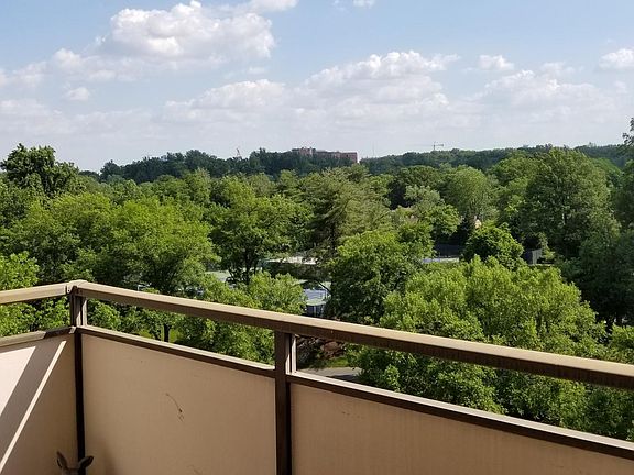 Gorgeous views over the tree tops, from this lovely condo: 9th floor, South.