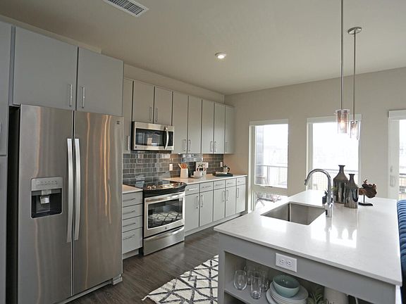 4th image of 1010 31st St #155