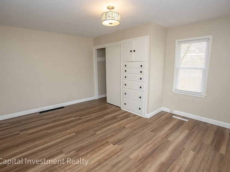 1120 E McCarty St — Photo 5