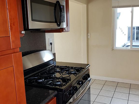 4th image of 4820 Ingraham St